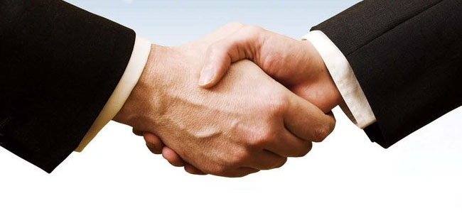 握手的图片，可用于体现诚信合作的企业文化。