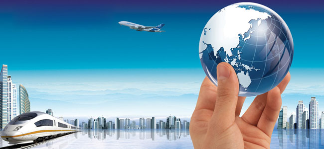 手拿着地球，有列车飞机的图片，可以体现服务全球的企业理念。